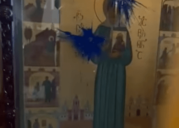 სამების ტაძარში წმინდა მატრონას ხატს, რომელზეც სტალინია გამოსახული, საღებავი შეასხეს