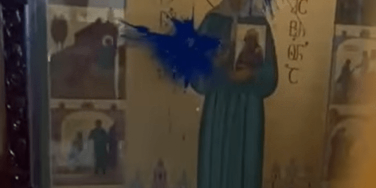 სამების ტაძარში წმინდა მატრონას ხატს, რომელზეც სტალინია გამოსახული, საღებავი შეასხეს