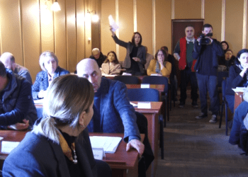 ხმაური და დაპისრისპირება ოზურგეთის საკრებულოს სხდომაზე