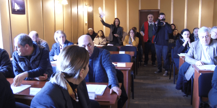 ხმაური და დაპისრისპირება ოზურგეთის საკრებულოს სხდომაზე