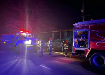 ოზურგეთში საცხოვრებელ სახლს ცეცხლი გაუჩნდა