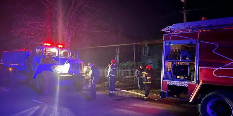 ოზურგეთში საცხოვრებელ სახლს ცეცხლი გაუჩნდა