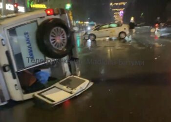 ბათუმში სასწრაფოს მანქანა ამოტრიალდა, დაშავდა 3 ადამიანი