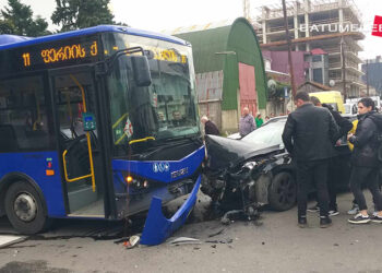 ავტობუსს მსუბუქი ავტომანქანა დაეჯახა – ავარია ბათუმში