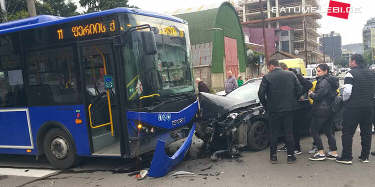 ავტობუსს მსუბუქი ავტომანქანა დაეჯახა – ავარია ბათუმში