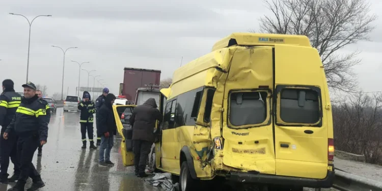 დაიღუპა ერთი და დაშავდა ოთხი ადამიანი ცენტრალურ მაგისტრალზე მომხდარი ავტოსაგზაო შემთხვევის შედეგად