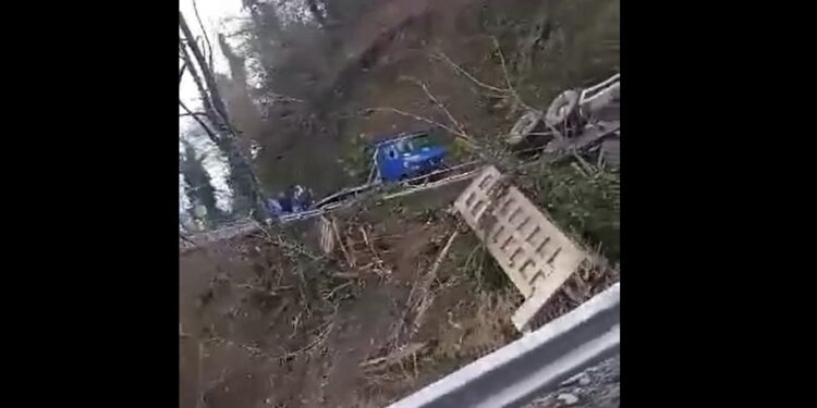 ვიდეო – ოზურგეთი-ჩოხატაურის გზაზე სატვირთო ავტომობილი გადაბრუნდა