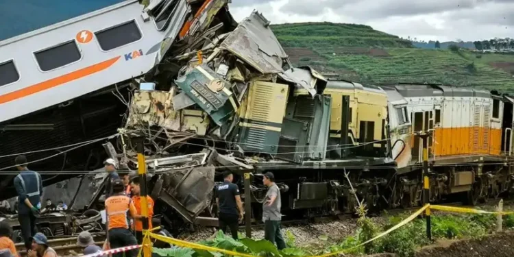 ინდონეზიაში სამგზავრო მატარებლები ერთმანეთს შეეჯახნენ, არის მსხვერპლი