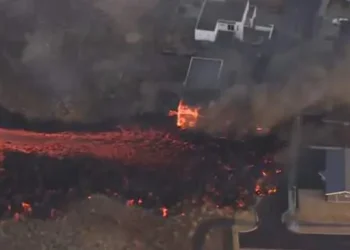 ისლანდიაში ვულკანის ამოფრქვევის შემდეგ ლავამ სახლებამდე მიაღწია