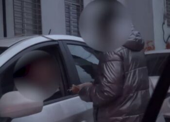 ვიდეო – “20 ლარიც იშოვე და დამირეკე” – თბილისში დედა არასრულწლოვან შვილს მოწყალების თხოვნას აიძულებდა