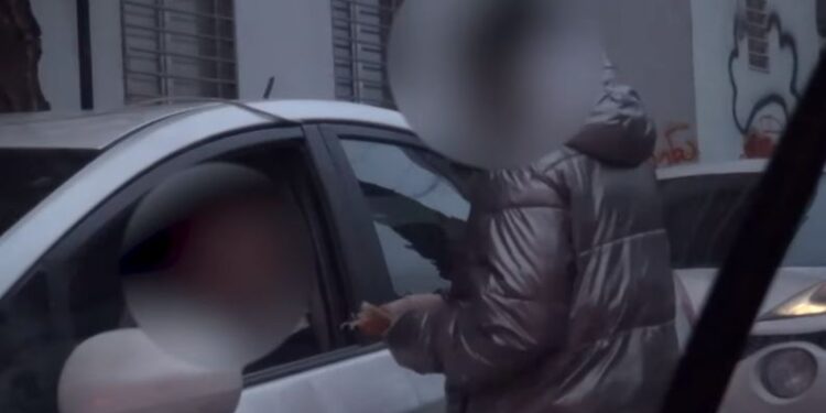 ვიდეო – “20 ლარიც იშოვე და დამირეკე” – თბილისში დედა არასრულწლოვან შვილს მოწყალების თხოვნას აიძულებდა