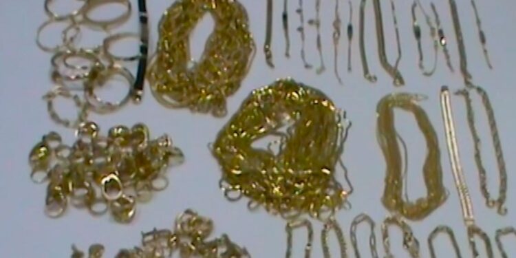 128 159 ლარის, ოქროს საიუველირო ნაკეთობების უკანონოდ გადმოტანის ფაქტი, სარფის საბაჟოზე