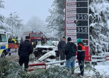 თელავში ავტომობილი რკინის კონსტრუქციას შეეჯახა, არიან დაშავებულები