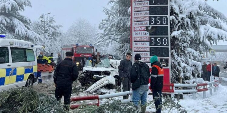 თელავში ავტომობილი რკინის კონსტრუქციას შეეჯახა, არიან დაშავებულები