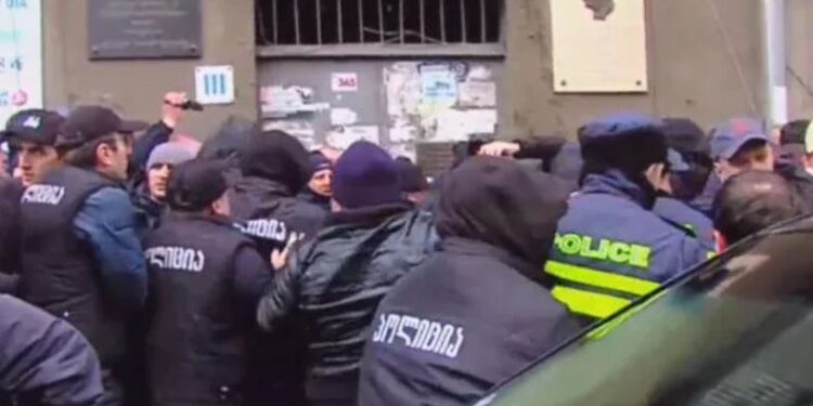 თბილისში, აღსრულების ეროვნული ბიუროს მიერ საცხოვრებელი სახლიდან ოჯახის გამოსახლებას ხმაური მოჰყვა