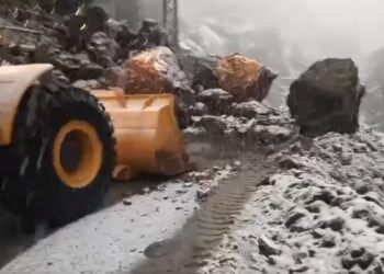 ქუთაისი – ალპანა – მამისონის გზაზე ჩამოსულმა კლდოვანმა მასამ სავალი ნაწილი ჩაკეტა – მოძრაობა აკრძალულია