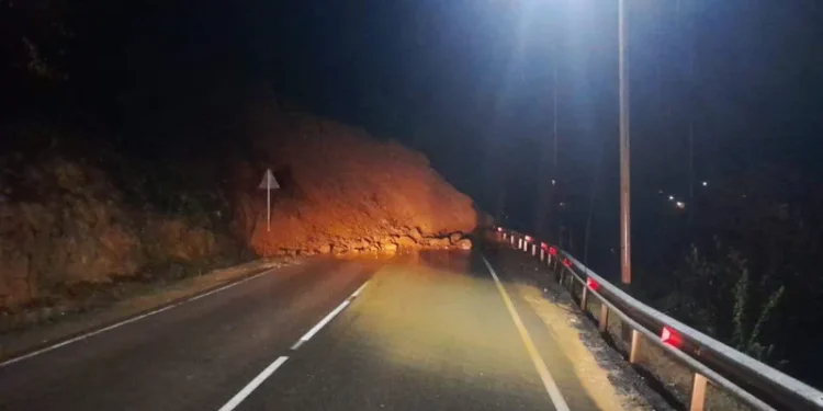 ბათუმი-ახალციხის გზაზე მეწყრის განვითარების გამო მოძრაობა შეზღუდულია