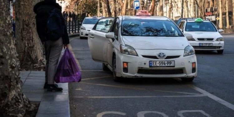 BUS LANE-ში ავტომობილები ტაქსის ტრაფარეტით დადიან, რომლებიც ტაქსებად არ მუშაობენ – ურბანული ლაბორატორია
