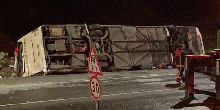 თურქეთში სამგზავრო ავტობუსი გადაბრუნდა, დაიღუპა 9 და დაშავდა 30 ადამიანი