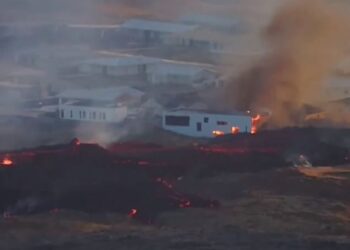 ვიდეო – ისლანდიაში ვულკანის ამოფრქვევის შემდეგ ლავამ, საცხოვრებელ სახლებამდე მიაღწია