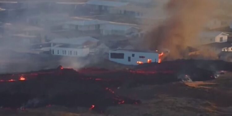 ვიდეო – ისლანდიაში ვულკანის ამოფრქვევის შემდეგ ლავამ, საცხოვრებელ სახლებამდე მიაღწია