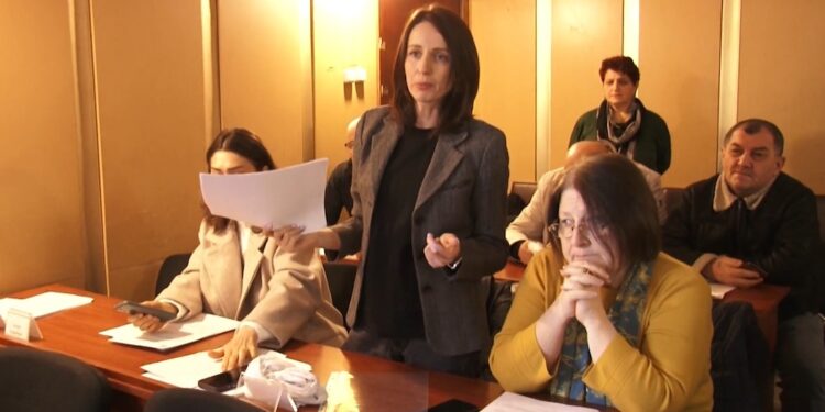 ვიდეო – მორიგი ხმაური და დაპირისპირება ოზურგეთის საკრებულოს სხდომაზე