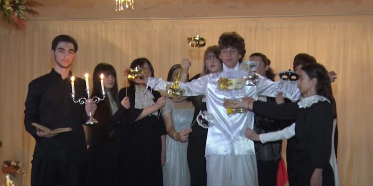 ოზურგეთის #2 საჯარო სკოლის მოსწავლეებმა სპექტაკლი „ნამდვილი და უფრო ნამდვილი შექსპირი“ წარმოადგინეს