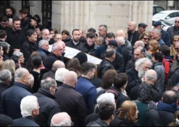 სოსო ჯაჭვლიანი ქაშვეთის ეკლესიიდან მოქალაქეებმა და საზოგადოების სხვადასხვა სფეროს წარმომადგენლებმა ტაშით გამოასვენეს