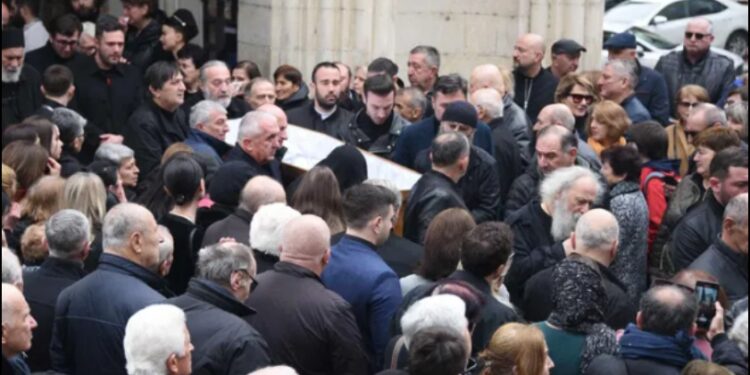 სოსო ჯაჭვლიანი ქაშვეთის ეკლესიიდან მოქალაქეებმა და საზოგადოების სხვადასხვა სფეროს წარმომადგენლებმა ტაშით გამოასვენეს