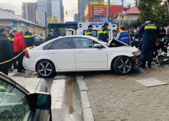 ავტოსაგზაო შემთხვევა ბათუმში – ავტომობილი ტროტუარზე მდგომ 3 ადამიანს შეეჯახა