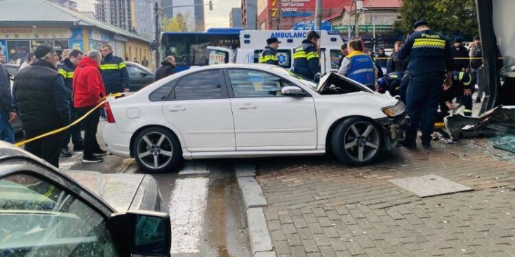 ავტოსაგზაო შემთხვევა ბათუმში – ავტომობილი ტროტუარზე მდგომ 3 ადამიანს შეეჯახა