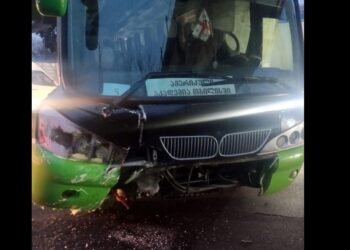 ავტოსაგზაო შემთხვევა ფონიჭალაში – დაზიანდა სკოლის ავტობუსი