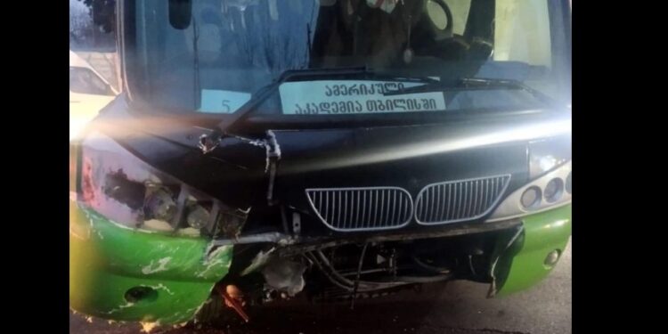 ავტოსაგზაო შემთხვევა ფონიჭალაში – დაზიანდა სკოლის ავტობუსი