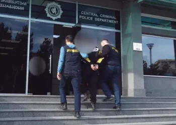 თბილისში, „პრომო გოგონების“ მეშვეობით უცხოელ მამაკაცებს თავს რესტორანში აპატიჟებინებდნენ და შეუსაბამოდ დიდ თანხებს ახდევინებდნენ – დაკავებულია 4 პირი