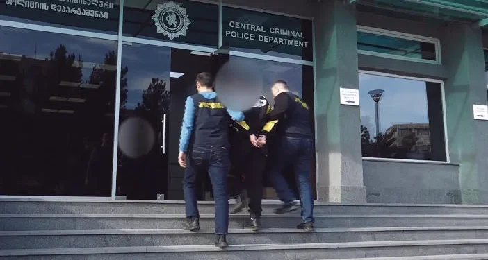 თბილისში, „პრომო გოგონების“ მეშვეობით უცხოელ მამაკაცებს თავს რესტორანში აპატიჟებინებდნენ და შეუსაბამოდ დიდ თანხებს ახდევინებდნენ – დაკავებულია 4 პირი