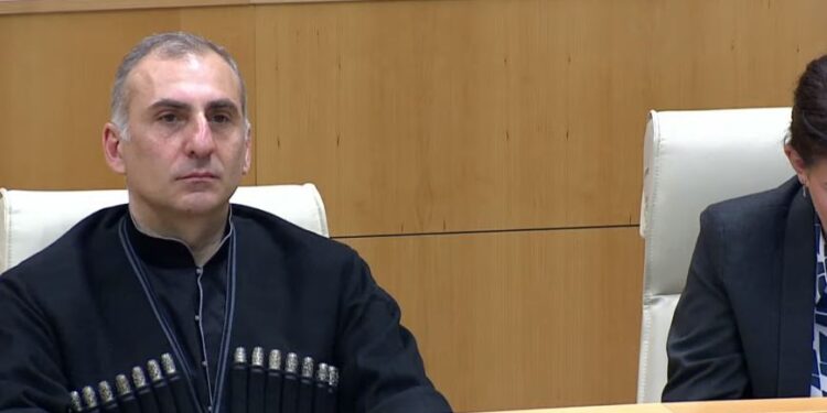 პაპუაშვილის შენიშვნის შემდეგ, ალეკო ელისაშვილი პარლამენტში ჩოხით მივიდა