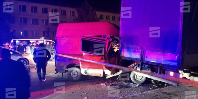 მიკროავტობუსი სატვირთოს შეეჯახა – ავტოსაგზაო შემთხვევა მარნეულში