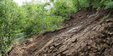 ქუთაისი(ჭომა)-ალპანა-მამისონის უღელტეხილის გზის მონაკვეთზე კლდოვანი მასა ჩამოიშალა