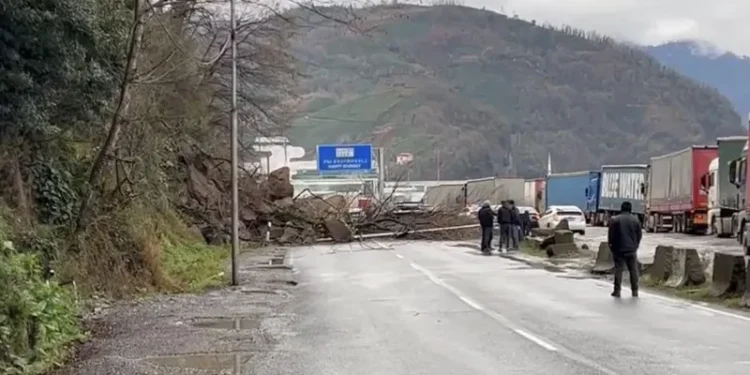 ბათუმი-სარფის ცენტრალურ საავტომობილო გზაზე მეწყერი ჩამოწვა