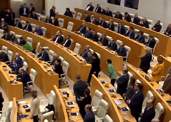 პრეზიდენტის შესვლისას უმრავლესობის დეპუტატები ფეხზე არ წამოდგნენ