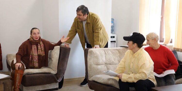 ვიდეო – ოზურგეთის თეატრის დასთან ახალ სპექტაკლზე გურამ აბესაძე მუშაობს