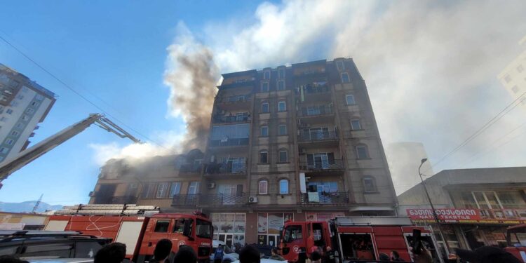 ბათუმში, აღმაშენებლის ქუჩაზე ხანძარია