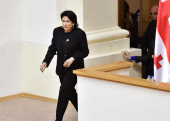 პარლამენტის საგაზაფხულო სესია გაიხსნა – ამ წუთებში დეპუტატებს წლიური მოხსენებით პრეზიდენტი მიმართავს