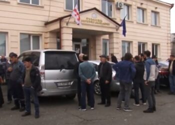ვიდეო – ბექა გორგოშიძის მხარდამჭერი საპროტესტო აქცია ოზურგეთის სასამართლოსთან