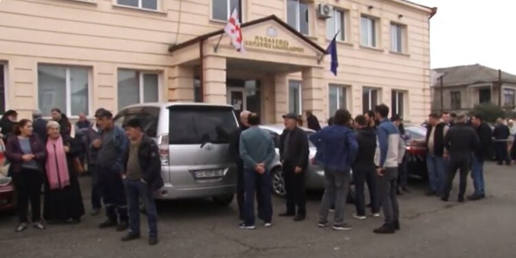 ვიდეო – ბექა გორგოშიძის მხარდამჭერი საპროტესტო აქცია ოზურგეთის სასამართლოსთან