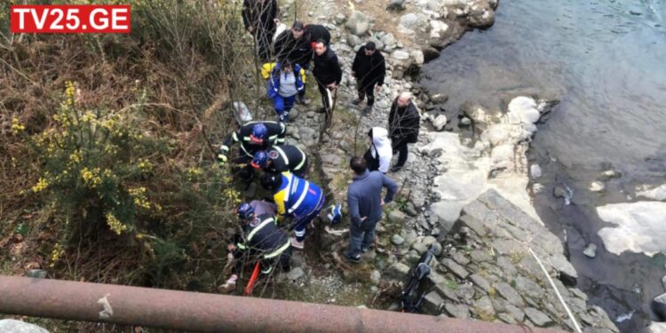 ქობულეთში ქალი ხიდიდან მდინარეში გადავარდა