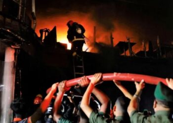 ვიდეო – ბანგლადეშში, მრავალსართულიან კორპუსში ხანძრის შედეგად, სულ მცირე, 43 ადამიანი დაიღუპა