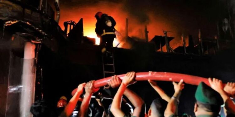 ვიდეო – ბანგლადეშში, მრავალსართულიან კორპუსში ხანძრის შედეგად, სულ მცირე, 43 ადამიანი დაიღუპა