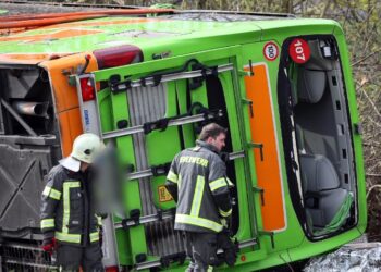 გერმანიაში ავტობუსი ავტომაგისტრალზე მოძრაობისას გადატრიალდა, დაიღუპა ხუთი ადამიანი