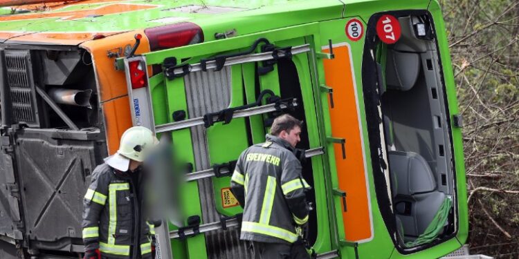 გერმანიაში ავტობუსი ავტომაგისტრალზე მოძრაობისას გადატრიალდა, დაიღუპა ხუთი ადამიანი